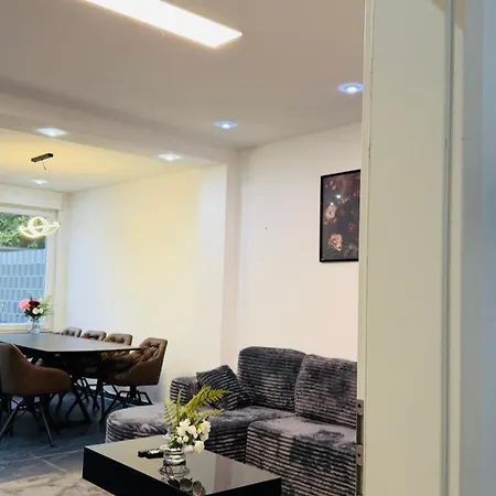 Moderne - Reihenmittelhaus - 4 Min Zur Hotel Monchengladbach